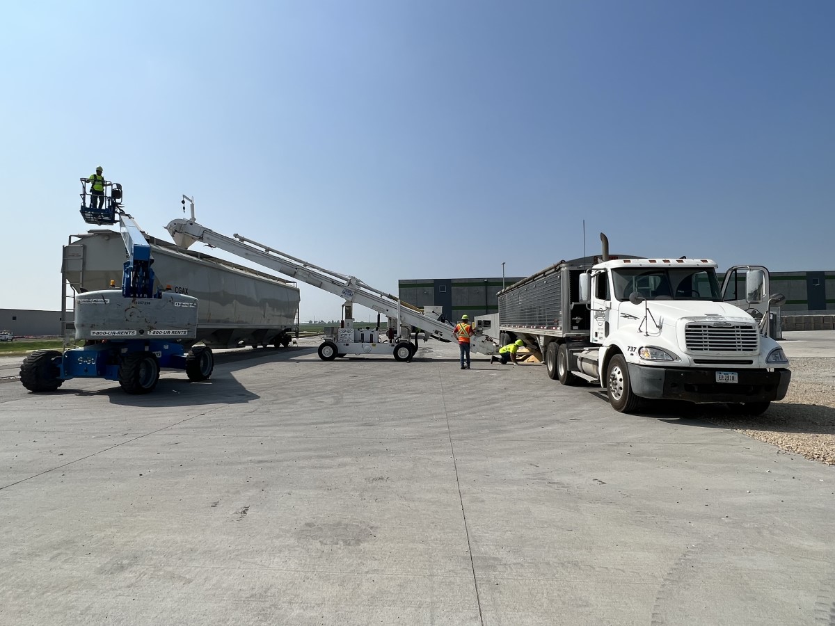 Rail to Truck transloading at Logistics Park Cedar Rapids