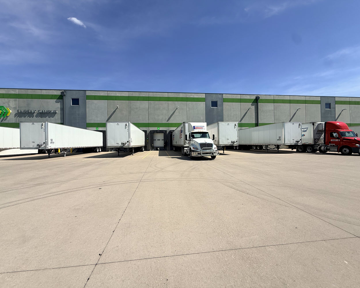 Travero dock with trucks