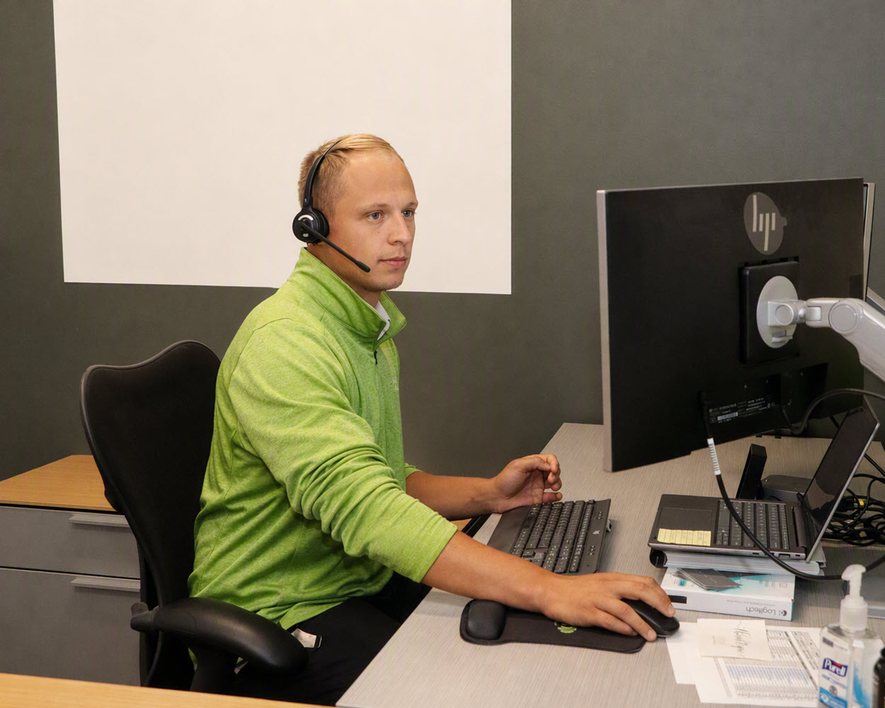 Travero employee on the phone