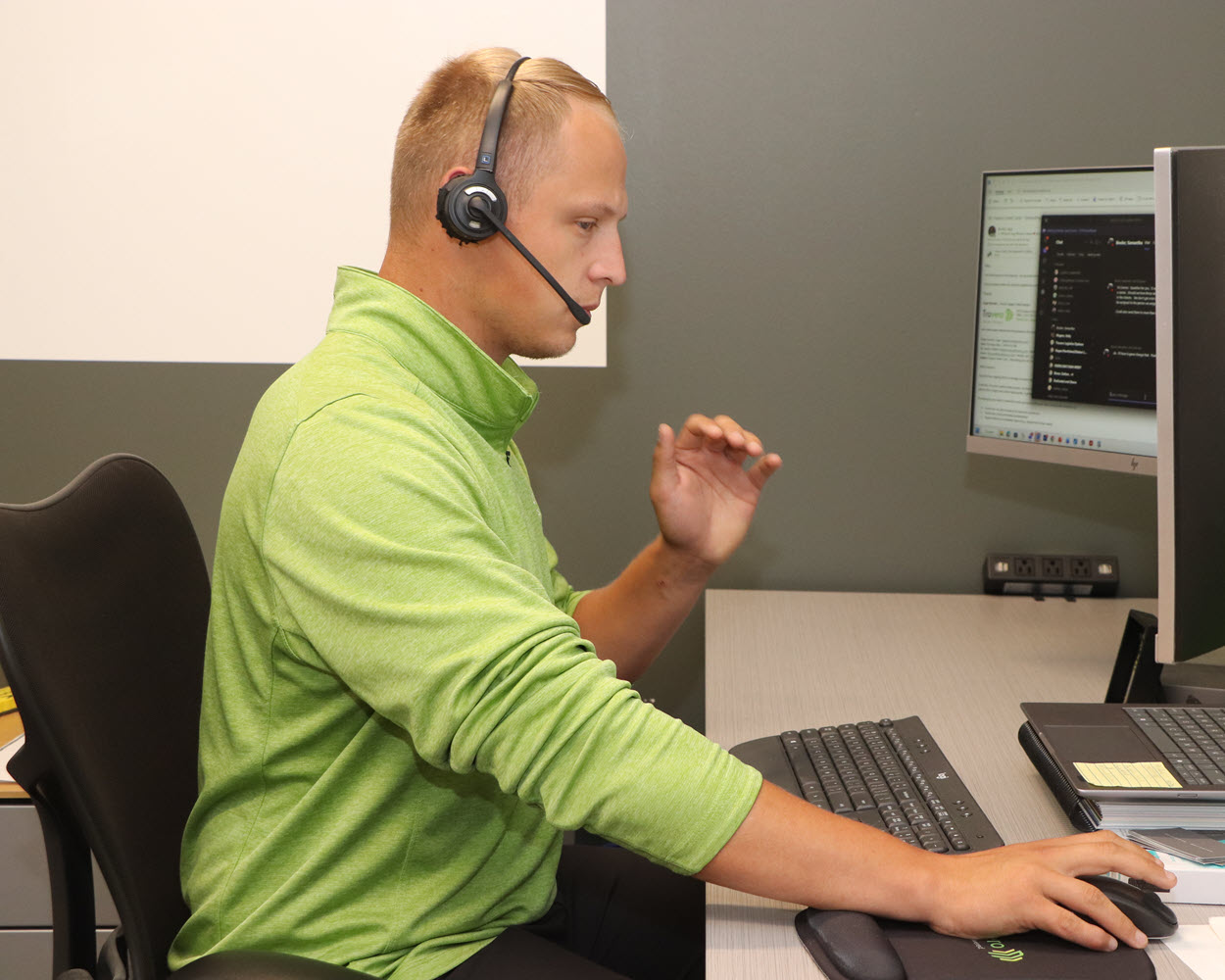 Travero employee on the phone